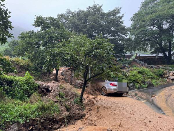 17일 호우경보가 내려진 경북 청도군 구미리 일대에서 산사태가 발생해 관계 당국이 피해 여부를 확인하고 있다. 사진은 피해 신고 현장. 경북소방본부 제공