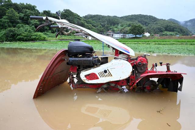호우경보가 내린 17일 함안군 대산면 한 들녘에 농기계가 물에 잠겨 있다./성승건 기자/
