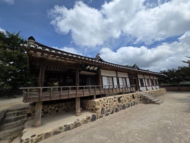 경주 양동마을 서편 경주 손씨의 종손 손중돈이 거주했던 관가정.