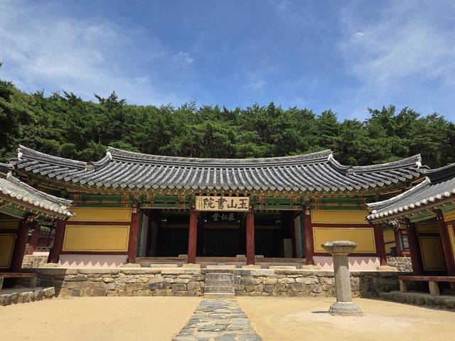 이언적을 배향하는 세계문화유산 옥산서원.