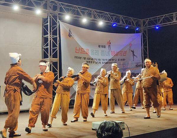 사진은 지난해 진행된 난드르 올레 좀녀 해상공연.