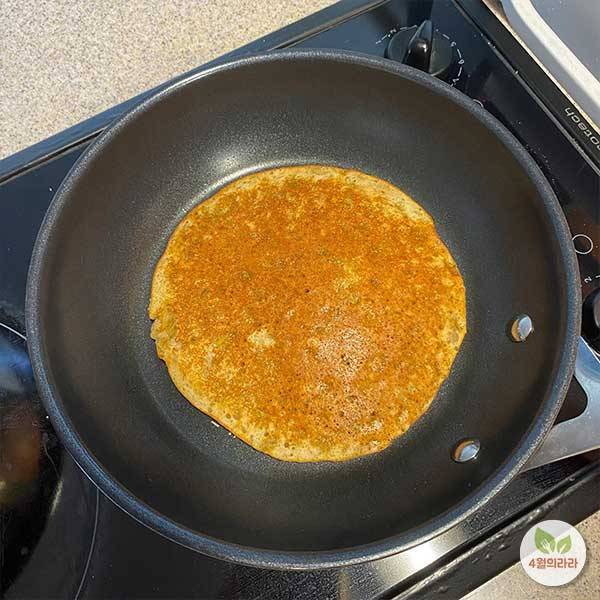 팬에 핫케이크를 부치는 모습