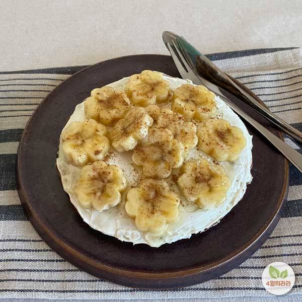 핫케이크에 그릭요거트를 바른 모습