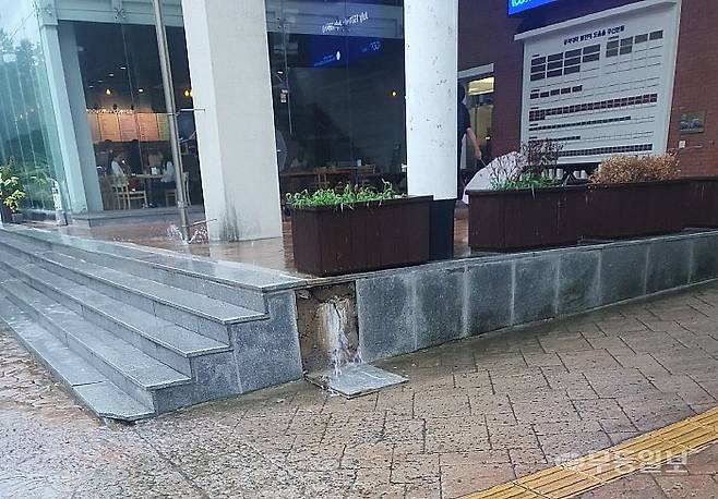 17일 전남대학교 공과대학 7호관 건물에서 쏟아지는 빗물에 배수타일이 부서져 나가기도 했다. SNS 갈무리