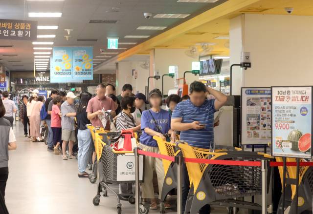이마트가 17일부터 초복 행사를 진행하면서 매장 앞에 '오픈런'이 발생했다./사진제공=이마트
