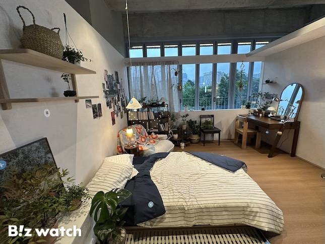 오늘의집 쇼룸 '오프하우스' 3층의 크리에이터 아뜰리에. 오늘의집 크리에이터 공간을 현실로 그대로 옮겨놨다. 제품에 매달아 놓은 파란색 '플러스 태그'를 통해 온라인으로 제품 구매가 가능하다. / 사진=정혜인 기자 hij@