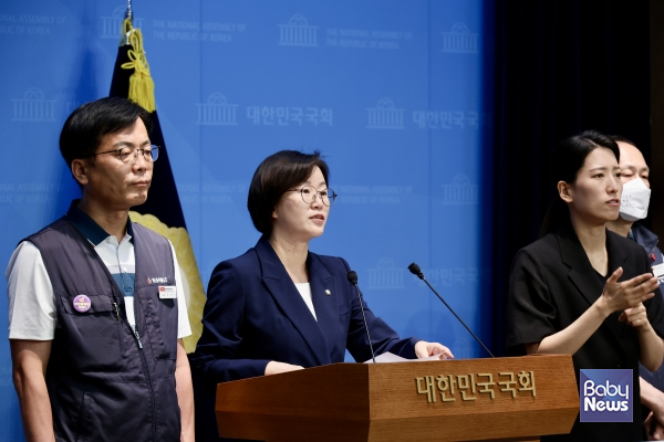 정혜경 진보당 의원과 전국화학섬유식품노동조합 오리온지회 조합원들이 17일 서울 여의도 국회 소통관에서 오리온 불법 부당노동행위 중단을 촉구하며 기자회견을 하고 있다. ⓒ정혜경 의원실