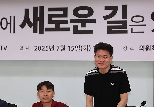 전한길 한국사 강사가 15일 오후 서울 여의도 국회에서 열린 '국민의힘에 새로운 길은 있는가?' 토론회에서 인사하고 있다.(사진/뉴시스)