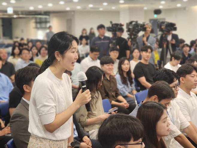 과학기술정보통신부 직원이 배경훈 장관에게 질문을 하고 있다.(사진=이데일리 강민구 기자)