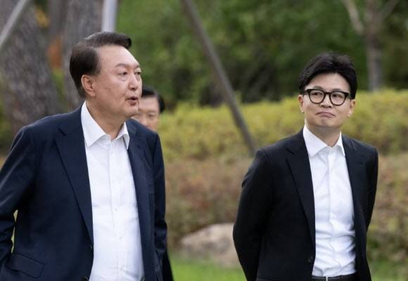 윤석열 대통령이 2024년 10월 21일 서울 용산 대통령실 파인그라스 앞에서 한동훈 국민의힘 대표와 대화를 하고 있는 모습. (사진=대통령실 제공)