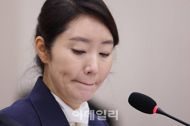 [이데일리 노진환 기자] 강선우 여성가족부 장관 후보자가 14일 서울 여의도 국회에서 열린 여성가족위원회 전체회의 인사청문회에서 의원들의 질의에 답변하며 굳은 표정을 보이고 있다.