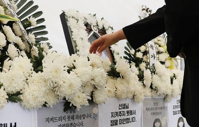 지난 5월 제주도교육청에 마련된 분향소에서 학생 가족의 민원에 시달리다 숨진 제주 모 중학교 교사를 추모하는 추모객들의 발길이 이어지고 있다. (사진=연합뉴스)