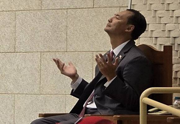 17일 오후 서울 은평구 진관동 은평제일교회에서 열린 예배에서 모스 탄(한국명 단현명) 미국 리버티대 교수가 눈을 감고 기도하고 있다. (사진=연합뉴스)