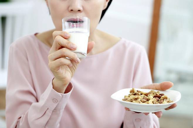 칼슘이 풍부한 우유와 마그네슘이 많은 견과류는 나이가 들면서 더 챙겨 먹어야 할 식품으로 꼽힌다. [사진=클립아트코리아]