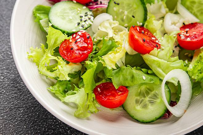 식사를 할 때 채소를 먼저 먹고 단백질, 탄수화물 순으로 섭취하면 혈당 스파이크를 방지할 수 있다. [사진=게티이미지뱅크]