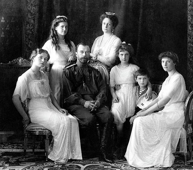 니콜라이 2세와 그의 가족들 (출처: Boasson and Eggler St. Petersburg Nevsky 24., 1913, Public domain, via Wikimedia Commons)