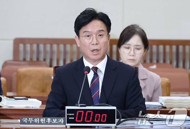 김영훈 고용노동부 장관 후보자가 16일 오호 서울 여의도 국회 환경노동위원회 전체회의장에서 속개된 인사청문회에서 '주적' 논란과 관련해 입장을 밝히고 있다. 2025.7.16/뉴스1 ⓒ News1 이광호 기자