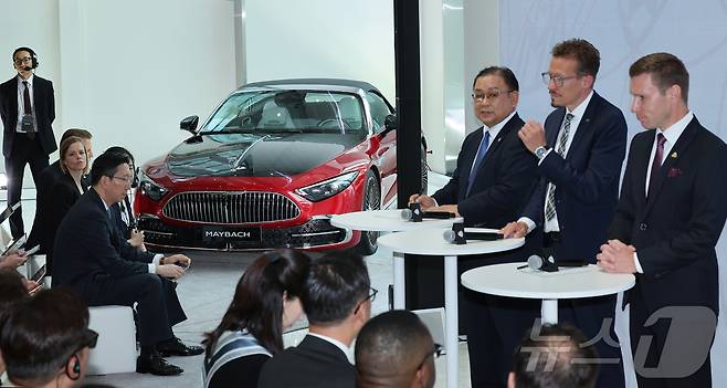 14일 서울 강남구에서 오픈한 마이바흐 브랜드 센터 서울에서 노재봉 HS효성더클래스 대표이사(왼쪽부터)와 마티아스 가이젠 메르세데스-벤츠 그룹 AG 이사회 멤버 및 마케팅·세일즈 총괄, 마티아스 바이틀 메르세데스-벤츠 코리아 대표이사가 브랜드 전략 설명 및 질의 답변을 하고 있다. 2025.07.14. ⓒ News1 장수영 기자