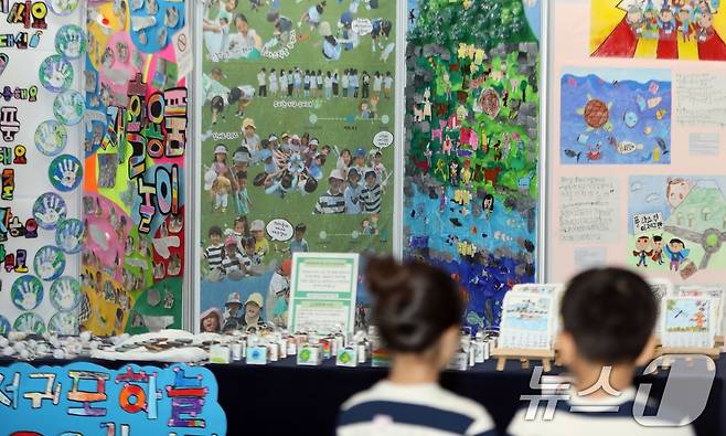 16일 '2025 제주국제환경플러스포럼'이 열리고 있는 제주 서귀포시 중문동 제주국제컨벤션센터에서 아이들이 폐기물로 만든 작품을 관람하고 있다. 2025.7.16/뉴스1 ⓒ News1 고동명 기자