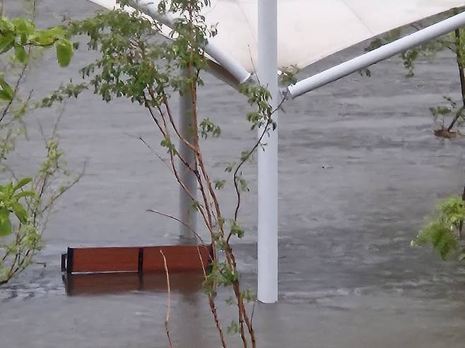 17일 오전 집중호우로 인해 서울 동대문구 중랑천이 범람해 벤치가 물에 잠긴 모습. 2025.7.17/뉴스1 ⓒ News1 박응진 기자