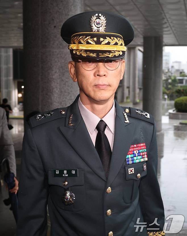 김용대 드론작전사령관이 17일 오전 서울 서초구 서울고등검찰청에 마련된 내란특검 사무실에 무인기 침투 의혹 등 외환 혐의 관련 조사를 받기 위해 출석하고 있다. 2025.7.17/뉴스1 ⓒ News1 구윤성 기자
