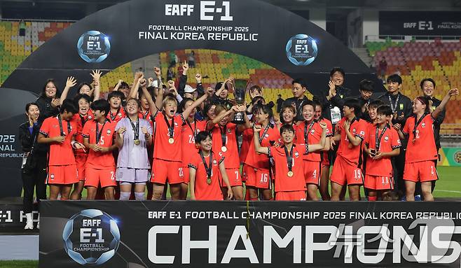 16일 오후 경기 수원시 팔달구 수원월드컵경기장에서 열린 2025 동아시아축구연맹(EAFF) E-1 챔피언십 여자부 대회에서 우승한 대한민국 여자 축구 대표팀 선수들이 트로피를 들고 기뻐하고 있다. 2025.7.16/뉴스1 ⓒ News1 장수영 기자