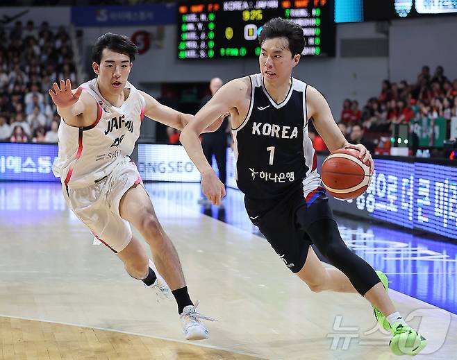 13일 오후 경기도 안양 정관장 체육관에서 열린 하나은행 초청 2025 남자농구 국가대표 평가전 대한민국과 일본의 경기. 1쿼터에서 대한민국 이현중이 돌파를 시도하고 있다. 2025.7.13/뉴스1 ⓒ News1 김진환 기자
