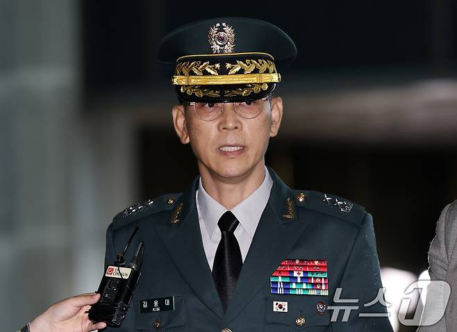 김용대 드론작전사령관이 17일 오전 서울 서초구 서울고등검찰청에 마련된 내란특검 사무실에 무인기 침투 의혹 등 외환 혐의 관련 조사를 받기 위해 출석하며 입장을 밝히고 있다. 2025.7.17/뉴스1 ⓒ News1 구윤성 기자