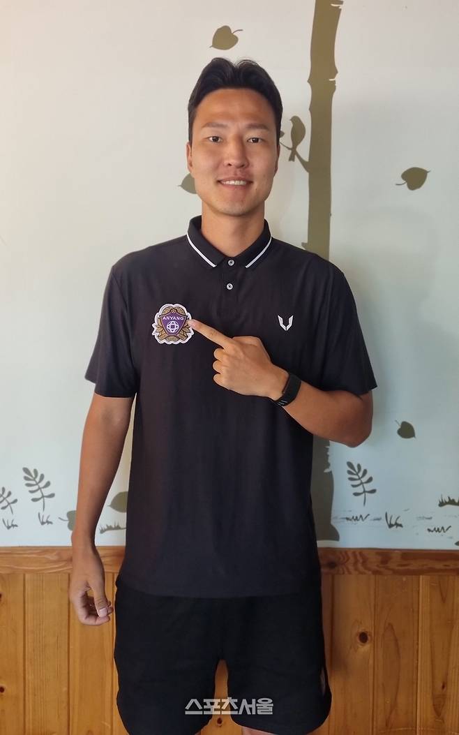 안양 권경원이 최근 본지와 만나 인터뷰 후 포즈를 취하고 있다. 사진｜박준범기자