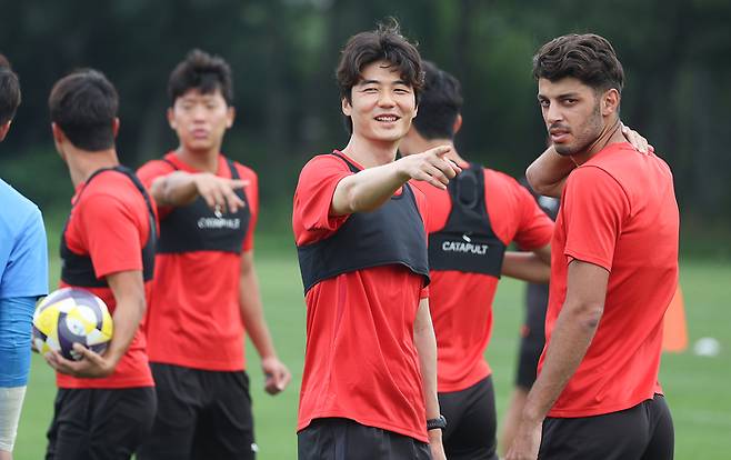 기성용(가운데)이 포항 훈련에 참가하고 있다. 사진｜포항=연합뉴스