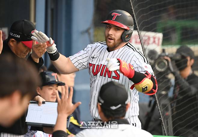 LG 오스틴이 서울 잠실구장에서 열린 2025 KBO리그 키움전에서 1회말 2사 좌중월 홈런을 날린 후 세리머니를 하고 있다. 잠실 | 최승섭기자 thunder@sportsseoul.com