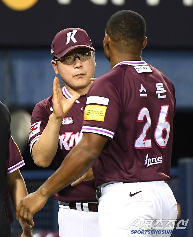 10일 서울 잠실구장에서 열린 키움-LG전. 키움이 4대3으로 승리했다. 홍원기 감독이 스톤과 하이파이브하고 있다. 잠실=정재근 기자 cjg@sportschosun.com/2025.7.10/