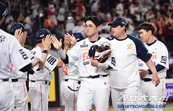 9일 대전 한화생명 볼파크에서 열린 한화와 KIA의 경기. 한화가 KIA에 7대 4로 승리했다. 경기 종료 후 하이파이브를 나누고 있는 한화 선수들. 대전=송정헌 기자songs@sportschosun.com/2025.07.09/