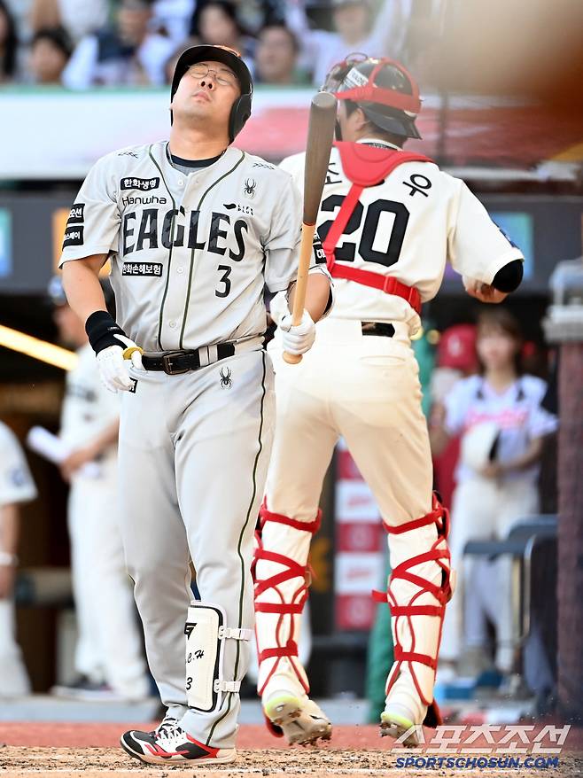 29일 인천SSG랜더스필드에서 열린 한화와 SSG의 경기, 5회초 2사 2,3루 안치홍이 화이트의 투구에 삼진을 당하며 아쉬워하고 있다. 인천=허상욱 기자wook@sportschosun.com/2025.06.29/