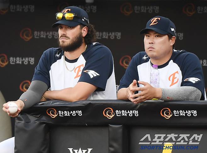 3일 대전 한화생명볼파크에서 열린 NC-한화전. 엄상백이 1회부터 흔들리자 폰세와 류현진이 심각한 표정으로 지켜보고 있다. 대전=정재근 기자 cjg@sportschosun.com/2025.7.3/