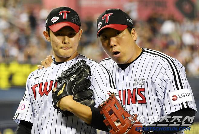 14일 잠실구장에서 열린 LG 트윈스와 키움 히어로즈의 경기. LG 김영우와 김현수가 대화를 나누고 있다. 잠실=박재만 기자 pjm@sportschosun.com/2025.05.14/