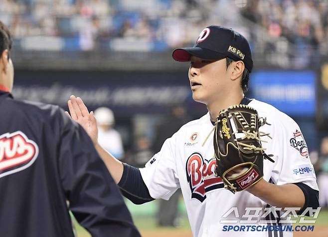 5월 1일 잠실구장에서 열린 KBO리그 두산과 KT의 경기. 6회 투구를 마치고 동료들과 하이파이브를 나누고 있는 두산 선발 최원준. 잠실=송정헌 기자songs@sportschosun.com/2025.05.01/