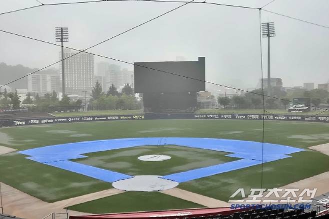 폭우로 그라운드가 물바다가 된 광주기아챔피언스필드. 광주=김민경 기자