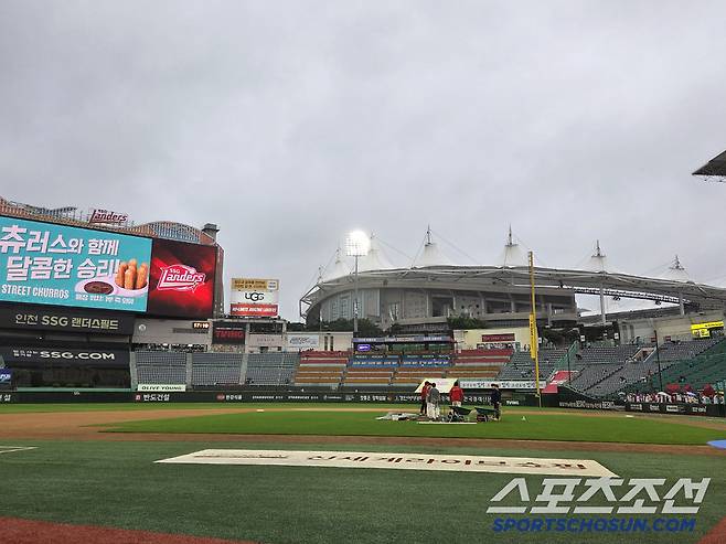 마운드 정비 중인 SSG 랜더스필드. 인천=한동훈 기자