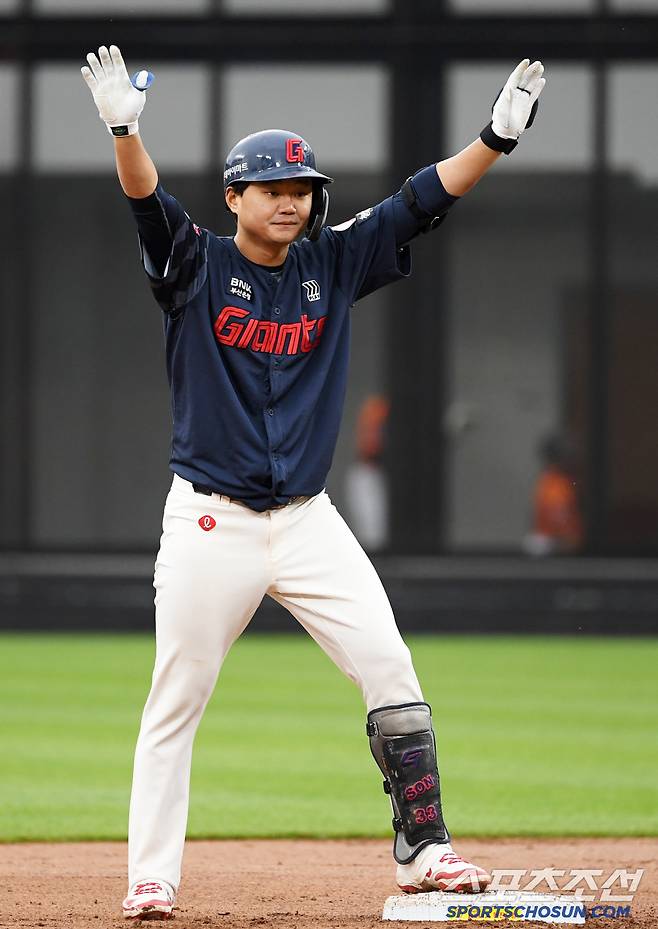 24일 대전 한화생명볼파크에서 열린 한화 이글스와 롯데 자이언츠의 경기. 7회초 무사 1루 롯데 손호영이 안타를 날린 뒤 환호하고 있다. 대전=박재만 기자 pjm@sportschosun.com/2025.05.24/