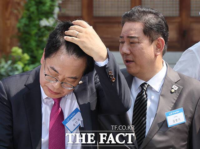 12·3 비상계엄 관련 윤석열 전 대통령에 대한 3차 강제 구인을 시도한 가운데, 국민의힘 지도부는 이렇다 할 대응 없이 오히려 '윤어게인' 행사 참석 논란에 휘말리면서 당내 혼선이 커지고 있다. 사진은 송언석(왼쪽) 국민의힘 비상대책위원장 겸 원내대표와 김병기 더불어민주당 당대표 직무대행 겸 원내대표. /남윤호 기자