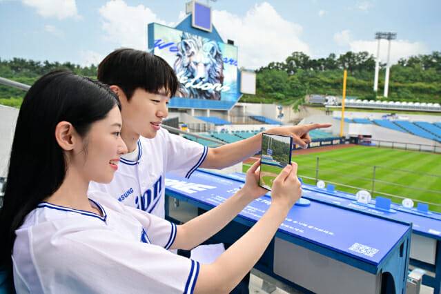 대구 삼성 라이온즈 파크 '루프탑석'에서 방문객들이 '갤럭시 Z 폴드7'의 2억 화소 초고해상도 카메라를 경험하는 모습 (사진=삼성전자)