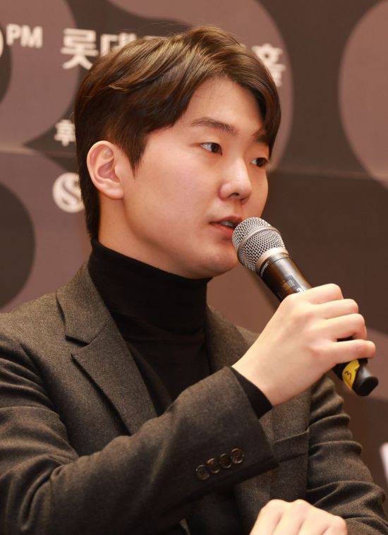 피아니스트 조성진이 지난해 11월20~20일 서울 송파구 롯데콘서트홀에서 열린 바이에른 방송교향악단 창단 75주년 기념 투어 기자간담회에서 소감을 말하고 있다. 허영한 기자