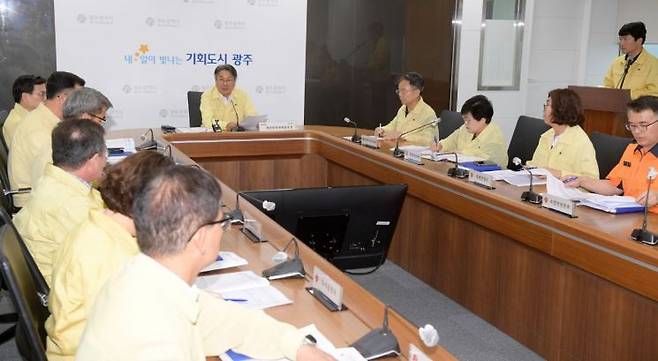 강기정 광주시장이 17일 오전 시청 재난상황실에서 열린 호우 특보 상황판단회의에 참석, 피해지역 상황을 보고 받은 후 철저한 대비로 시민의 생명과 재산 보호에 최선을 다해주길 당부하고 있다. 광주시 제공
