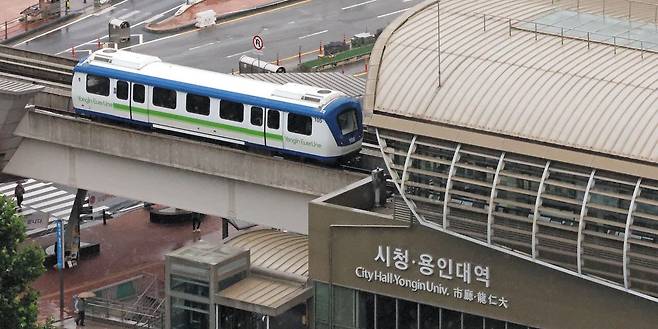 16일 오후 용인경전철이 경기 용인 시청·용인대역으로 들어오고 있다. 1량짜리 경전철로 약 120명이 탈 수 있다. 예상보다 승객이 적어 혈세가 낭비되고 있다는 비판을 받고 있다. /박성원 기자