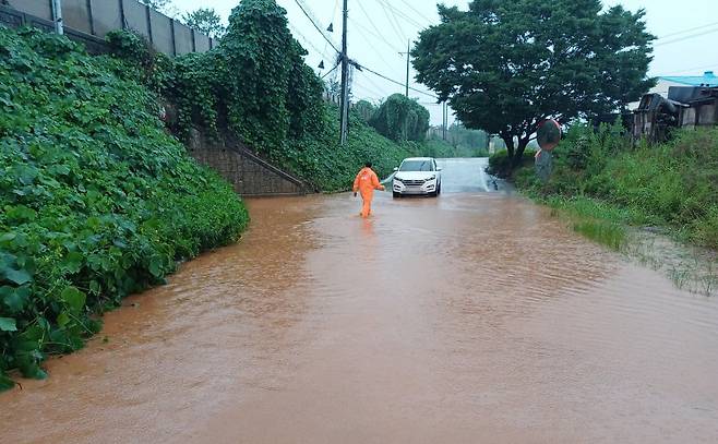충남 서해안을 중심으로 강한 비가 내린 16일 오후 호우주의보가 내려진 충남 당진시 송산면의 한 지하차도에서 차량 침수 신고가 접수돼 출동한 소방 당국이 안전 조치에 나서고 있다./충남 당진소방서