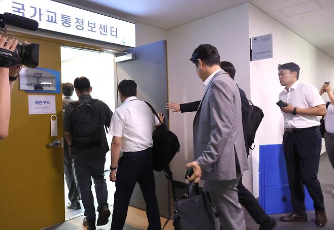 양평고속도로 특혜  의혹 관련 국토교통부 압수수색에 나선 김건희 특검팀이 14일 오전 정부세종청사 국가교통정보센터로 향하고 있다./뉴시스