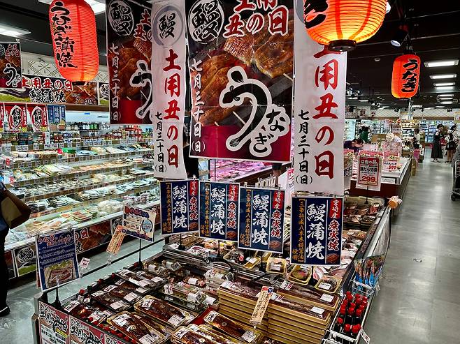 일본의 장어를 먹는 날인 ‘도요우노 우시노히’. 전국 곳곳의 마트에 장어 특설 코너가 개설된다. /에노모토 야스타카