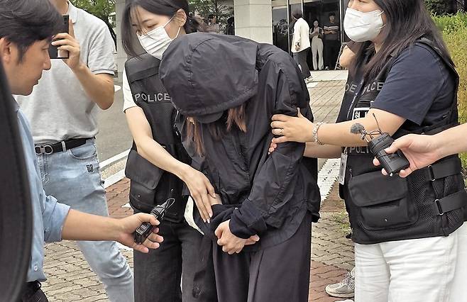 구속된 학부모 경북 안동의 한 여고에 무단 침입한 혐의를 받고 있는 40대 학부모가 대구지법 안동지원에서 영장실질심사를 받고 나왔다. 법원은 이날 이 학부모에 대한 구속영장을 발부했다./연합뉴스