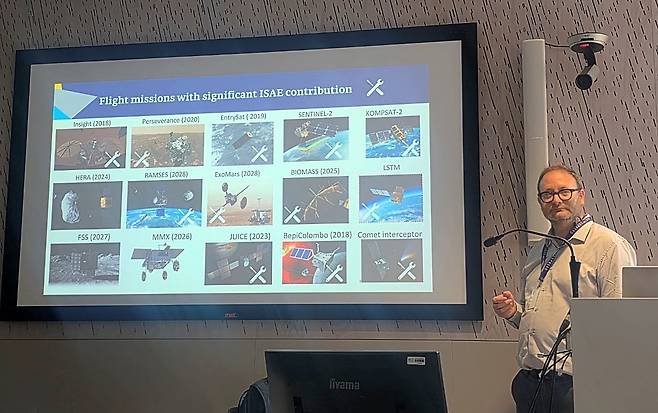 프랑스 고등항공우주학교(ISAE-SUPAERO) 캠퍼스에서 만난 엠마누엘 제누(Emmanuel Zenou) 대외협력실장이 고등항공우주학교가 전 세계 우주기관과 함께 진행하고 있는 프로젝트를 소개하고 있다./툴루즈=이종현 기자